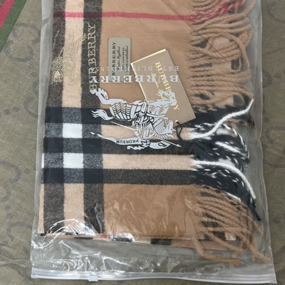 "Fashioned women's tan scarf - Picture 4 of 4